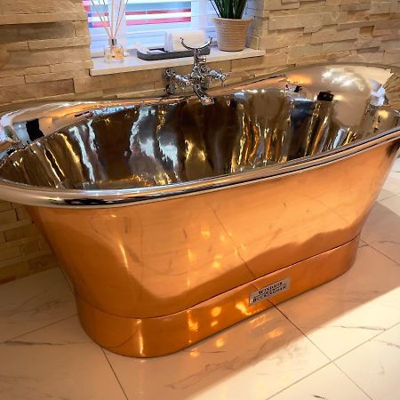 Pamper Yourself In Our Double Sized Copper Tub -2 Bedroom Villa Inverness Buitenkant foto