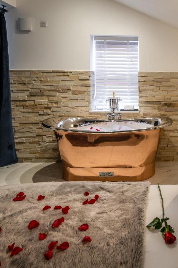 Pamper Yourself In Our Double Sized Copper Tub -2 Bedroom Villa Inverness Buitenkant foto