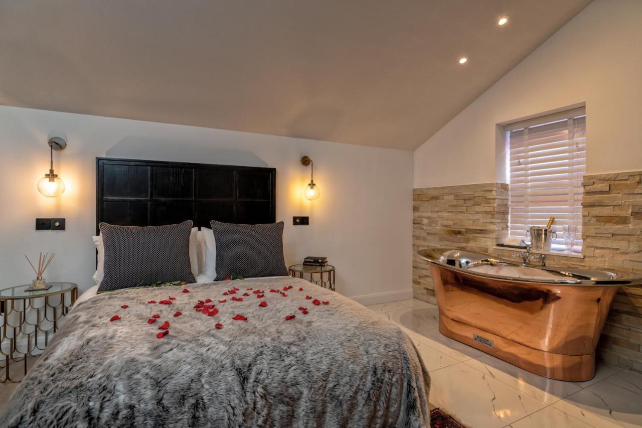 Pamper Yourself In Our Double Sized Copper Tub -2 Bedroom Villa Inverness Buitenkant foto